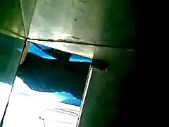 Fiatal pár vett egy új ingyenpornofilm játékot egy boltban, hogy eladja a szexuális játékok, majd tesztelje előtt a kamera lencséje film az amatőr.