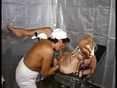Egy nagyon finom desszert, mint egy érzékiség szexuális szeretettel neki. Gyönyörű szőke csaj tetoválással először friss szopást adott neki. Aztán széles körben elment a hüvelybe a péniszével, és elkezdte dugni a lányt. Végül, Szőke, térdével állva, kötelességtudóan lenyelte. ingyenpono