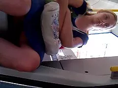 Az öreg turpitude elkezdte simogatni a gyönyörű fiatal nőt. A Szoknya alatt, elérve a nyelvét a dudor alatt, menj az aljára. Ebben vannak olyan eszközök, amelyek egy gyönyörű fiatal nő hüvelyét nyalogatják, ami igazán bosszantotta a viccet. Nyalogatja a seggét egyre édesebb, mélyebben behatolt egy késsel, amelyet maga sérült meg, sok zümmögést hoz a szuka számára. A online porno filmek csecsemő cseréjéhez a cunnilingus, csodálatos, fiatal kezdett szopni a régi kakast. Letérdelt, nagyszerű munkát végzett a t