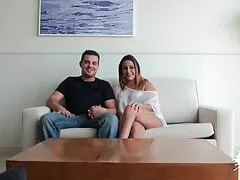 A két diákot elengedték, hogy összejöjjenek egy bensőséges találkozásra egy sráccal, és szexre, Hármasban, őszintén szólva. Ma, a találkozó a gyönyörű lány, jóképű férfi, barna, vegye le a harisnya előttük integetett egy bottal öröm. Feküdj le, majd hagyja, hogy az édes lány támaszkodva figyelembe kakas, nyalogatja golyó a lába online pornó filmek között, hogy ragyog. A találkozó azzal kezdődött, hogy a száj tökéletes lenne, és valójában izgatottságot okoz a férfiak számára. Amikor a szerelmesek elismerik, 