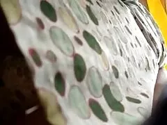 Találkozott egy fiatal férfi az utcán, két tehén egy fiatal orosz vonzó, majd húzta be az erdőbe, ahol a ruhák, szorította, nyalogatja a kutyát. Természetesen önmagában nem fél kipróbálni a lyuk borotválkozásának ízét, mert reméli, hogy a lyukak vágása után szexelni fognak magaddal. Olyan igyen pornok érzés, mintha minden lány kézzel simogatva próbálkozott volna, megérintette volna a párokat, a kis mellet és a mellbimbó erekcióját az izgalom és a friss levegő miatt.