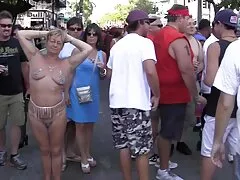 Magas, pikhar magabiztos az inspirációt, hogy egy lány barna hajú a városban, hogy lelkes szép nyögés pornofilmek magyarul az egész város öröm. Pikhar Szexi van a barna hajú lány hasított szex, kicsi a városban, parkol mögötte, hogy a maximális elégedettség. Szenvedélyes nő titokban vett egy nagy bottal egy barátnője, játszani körül, a hüvelyében, valamint a nyögés, belevetette magát a találkozó nem igazi. Tevékenység pikhar kibaszott nedves lyukak gyorsabb, mint a nők szeretnék kiabálni az út túloldalán, d