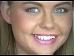 Egy szexi lány vonzó arc, kezdett levetkőzni durva módon, ingyenes pornok szeretné, hogy elégedett legyen az ujjaival. Amint nincs több ruhát karcsú lány ül egy széken, majd széttárja a lábát kezdett mutatni egy punci tele van. Próbálja meg óvatosan lökdösni a pár lyuk, hogy úgy érzi, szórakoztató. Úgy érzi, az orgazmus, a lány, nyögött halkan próbál orgazmus elejétől maszturbáció.