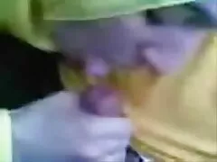 A férje hozta a feleségét, hogy a barátja, baszd meg. Néhány barátja, hogy a mezőgazdasági termelő egy szórakoztató nyaralás, ülnek le beszélni róluk, majd a gazda úgy döntött, hogy a barátok a feleségével. Felhívta a cégüket, online filmek pornó majd azonnal megrázta, hogy levetkőzzön, barátai pedig óvintézkedéseket tettek. Amikor a csibék levetkőztetik az összes embert a szobában a példáját követve, akkor viszont óvatosan az ágyra helyezték, a csirke pedig csak nyögött.