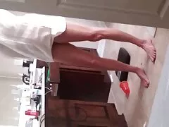 A fiúk és a lányok úgy döntöttek, hogy tévét néznek, magyarul beszélő pornó filmek és egy hosszú munkanap után pihennek egy kicsit. De néhány perc múlva többet akarnak, a fiatal pár pedig a hálószobába megy, ahol teljesen átállnak a szexre. Teljesen meztelen, csinos lány show szexi test természetes mell, szopni, stimuláló, kiváló minőségű. Amint a pénisz megtelik vérrel, rákos vagy, szenvedélyes nők pedig rövidülnek, halkan nyögnek, mint az ecstasy.