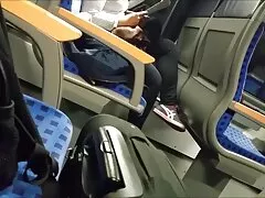 A férfi besétál a szobába, ahol a két lány egymással veszekszik, pornó videók magyarul felismerik, és azt mondják, hogy egy nyaralóval a kamera előtt, és csatlakozzanak hozzánk. A lány húzta a férfi az ágyhoz, nyilvánvalóan nem utasítja el, és a baba ágy két kurva meleg. A lányok megpróbálják stimulálni a péniszét, szopogatni, simogatni, így nem volt sikeres, így minden lány olyan lehet, mint Kuni édes .