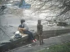Lány kénytelen dolgozni, hogy visszafizesse az adósságot Egy Nővel. Egy szexi lány, aki hosszú ideje pénzt adott a macho-nak,de még mindig nem kapott. A srác sokáig tűrte, de aztán örökségbe került, és az adósságot puncival kellett rendeznie. Egy szőke, karcsú, férfi, fiatal, levetkőzni, meghívni a nőket, hogy kezdjenek gyakorolni. A baba, egy kicsit zavarban, előre egy szopást, majd izgat a férfi újra. A rák behelyezése után a férfi egy kicsit a rugalmas szamár párjára néz, a hüvelyben lévő nagy kakas pedi