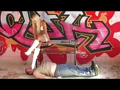 A ingyen porni diákok a kollégiumban meghívnak egy srácot, egy lány pedig úgy döntött, hogy lefekszik vele. A lány a laptophoz fordult, oldalról nézve.