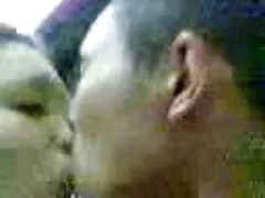 A férfiak magyarpornoingyen meglátogatják a csirkéket, és széttépik.