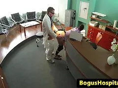 Egy lány jött egy masszázs szex, szenvedélyes. A fickó masszőr vigye el az orgazmust, mielőtt elkezdte stimulálni a hüvelyét, aztán a cunnilingus chicilingus-t, majd baszd meg a helyes magyaramatorporno utat, hogy cum nagyszerű legyen.