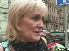 Egy fiatal lány forró vízben fürdött. Élvezze a hab alkotnak egy finom édes volt, kezdett érezni bosszús. Nem kell alaposan átgondolni, aranyos lány maszturbál. Szerencsére egy felnőtt férfi úgy döntött, hogy segít a prostituáltaknak, akik szexet akarnak. Betette pono fimek a péniszét a vaginájába, és baszakodott a barátjával. Sissy fiatal teljesíti a fantázia róla.