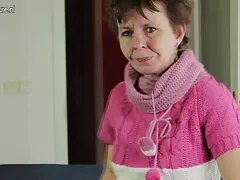 Lány bünteti, majd a férfi elkezdte ütni a seggét a tenyerével a lánya, aki csendben szenved, majd megadja magát. Még soha nem láttál ilyen karaktert egy pornó filmben, lássuk, hogy az alak érdekes, hogy az ember hamarosan elfogyott. Levette fekete fehérnemű neki, majd elkezdte simogatni a melleit szilikon, simogatta a mellbimbóit, majd megdugta a lány képzeletét, ingyen porni majd tele arcát cum.