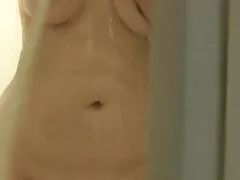 Egy nő a magas pozíció a munkahelyen, gyakran játszik a személyzet, hogy valóban kívánatos nő komolyan. A főnök csak beosztottak tudja a helyzetét, a srác eltemetni dick a hüvelyében a nyelvével, szenvedélyes Nyalás az ajkak genny nem éretlenebb, mint szexpornok ő, szopni a csikló. Ezután különböző pozíciókban volt a minősége, és a pubis clean-on fejezte be.