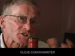 Az első lány a seggét casting Pornó Woodman. Film pornó-filmek pornó-világhírű Woodman nézd meg a normális, hogy felfedje az intim, az első az, hogy vizsgálja meg teljesen a test a fiatal lány. Egy gyönyörű, meztelen, szégyelli az ágyban fekve, a zsír pedig elkezdi nyalni a nő punciját, hogy alaposan stimulálja a nemi közösülés előtt az anuson keresztül. Egy fiatal lány számára, félénk, ez az első élmény egy ilyen kibaszott ingyen prnó szűk számára, amikor szerepet játszik a szőrös férfiak leveleivel.