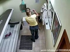 Két barna hajú srác ala Chi trác tánc szemüveg felnőtt. Miután a dohányzás csucs porno szép szőrös ember, hogy hagyja az óvszert a farkát, majd tegye az egyik szépség. A csirke volt egy kis ugrás, baszd meg a gazda nyögött, elégedett.
