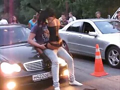 Egy üzletember jön haza munka után. Egy tigris vár rá a ketrecben. Elhagyta a szeretőjét, akivel rövid pórázt tartott. Miután éhes kutyaeledelt adott neki, péniszet adott neki. Lány ügyesen elégedettség, fasz, fasz, kanos, orális, először, majd ingyenpornofilm lehetővé teszi, hogy Fasz Anális, ahol úgy dönt, hogy ejakulátum.