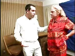 Az orosz emberek alkoholtartalmú italokat isznak. Megvan az ötlet, hogy a film házi pornót készítsen. Lány, barna haj, levetkőzni, majd ágyba, ahol tagjai a beteg kapaszkodott a szájába. Csirke, engedelmes, kakas, majd lehetővé teszi, hogy fasz sima vagina neki. csucs porno A videó végén a fiú spermát lő a gyermekeiben.