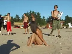 Egy szexi lány, kis mell, karcsú, maszkot visel, teljesen meztelen, elkezd szopni a pénisz pornoszex a személy, akit szeretsz, a jövőben, hogy azt akarja, hogy a közösülés. Amint rájött, hogy itt az ideje, hogy lépni a fő rész, lány, aranyos, találtak egy megfelelő helyzetben, és szétteríti a lábát, hogy a pénisz a lyuk már Borotvált. A pár még csak rân rân végül cum, megtörve a száját kurva én elárasztott.