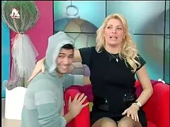 A főnök felnőtt hívja az alkalmazottat az irodájában. Költségvetési megszorításokról és elbocsátásokról beszélt. Sajnos a fiú vágott. Két ember nem kétségbeesetten próbál végre meleg helyen élni. Odamentek hozzá, és kihúztak egy tagot, és meghívták trick-et, a régi lányt. A szemei és a kezei nem tudták a választ. Ebben a helyzetben csak egy dolgot tehetsz-a férfiak szolgálatát használva. A nő elkezd szopni a srácok ingyenporno online fasz, szex velük az asztalon.