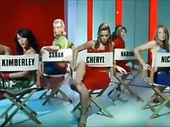 Egy fiatal lány, egy szőke, online pornó videók egy szórakoztató idő, és van öröm jelenlétében egy férfi. Kirúgta a lábát, és megdugta.